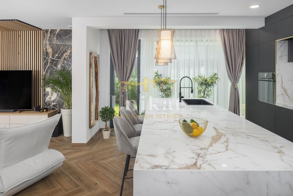 Nova moderna vila samo 400 metrov od morja